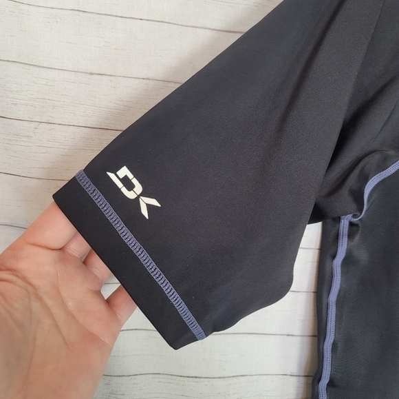 DAKINE BLACK SHORT SLEEVE RASH GUARD IN BLACK, SZ LARGE - Picture 3 of 7